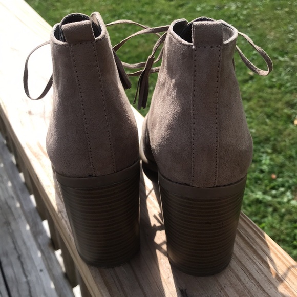 A.n.a booties size 7.5 like new great with jeans and the cooler weather - Picture 3 of 5